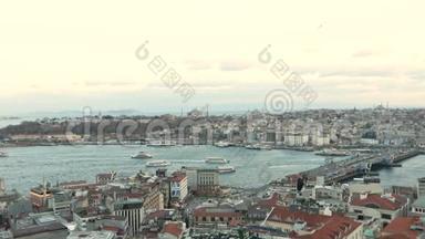 从加拉塔塔俯瞰伊斯坦布尔全景。 海湾黄金角时间翻车，海湾中的船只黄金角时间翻车